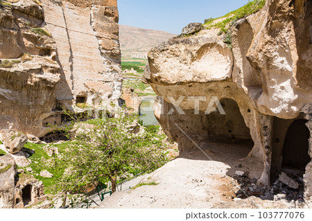 Hasankeyf 在土耳其淹沒前的 Hasankeyf 城堡和窯洞 Hasankeyf 在土耳其淹沒前的 Hasankeyf 城堡和窯洞 103777076
