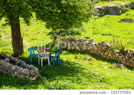 Hasankeyf 的 Hasankeyf 城堡在土耳其被淹沒之前,桌子和椅子被放置在一個有窯洞的山谷中 Hasankeyf 的 Hasankeyf 城堡在土耳其被淹沒之前,桌子和椅子被放置在一個有窯洞的山谷中 103777093