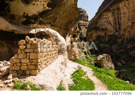 Hasankeyf 的 Hasankeyf 城堡在土耳其淹沒前和一個有窯洞的山谷 103777096