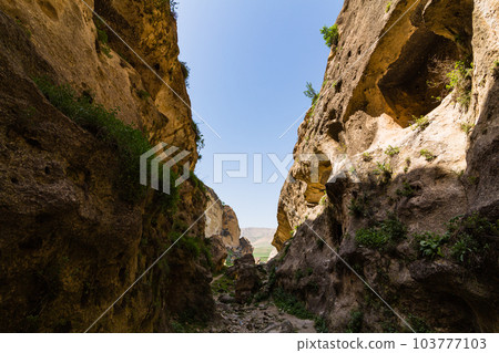 Hasankeyf 的 Hasankeyf 城堡在土耳其淹沒前和一個有窯洞的山谷 103777103