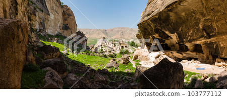 Hasankeyf 的 Hasankeyf 城堡在土耳其淹沒前和一個有窯洞的山谷 Hasankeyf 的 Hasankeyf 城堡在土耳其淹沒前和一個有窯洞的山谷 103777112