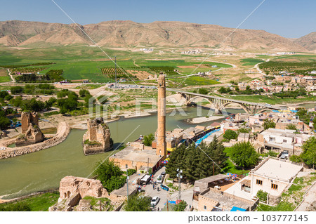從 Hasankeyf 城堡、El Rudzuq Camii 和底格里斯河看土耳其城市景觀 103777145