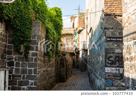 Alley scenery in the old town of Diyarbakir, Türkiye 103777410