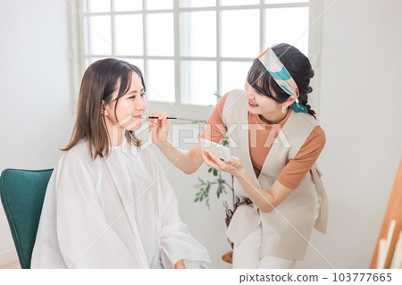 被化妝師化妝的女人(化妝師、化妝師、美容師、美容師) 被化妝師化妝的女人(化妝師、化妝師、美容師、美容師) 103777665