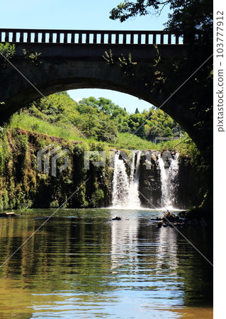 A beautiful waterfall that can be seen from Kanayama Bridge 103777912