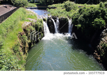 往金山橋的美麗瀑布 103777919