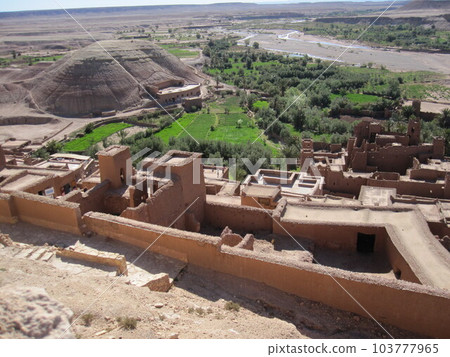 Kasbah 路上的 Ait Benhaddou 村 Kasbah 路上的 Ait Benhaddou 村 103777965