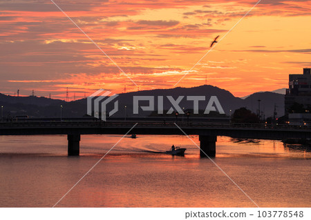 日出時前往宍道湖的蛤蜊漁船 103778548