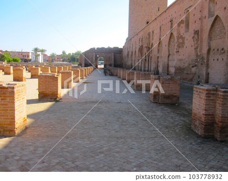 庫圖比亞清真寺在馬拉喀什與美麗的尖塔 庫圖比亞清真寺在馬拉喀什與美麗的尖塔 103778932