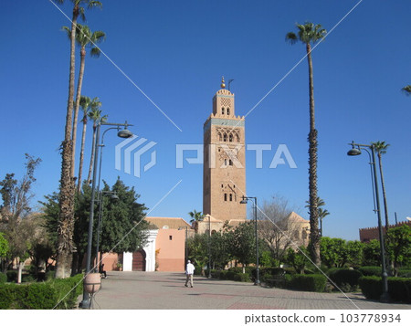 庫圖比亞清真寺在馬拉喀什與美麗的尖塔 庫圖比亞清真寺在馬拉喀什與美麗的尖塔 103778934