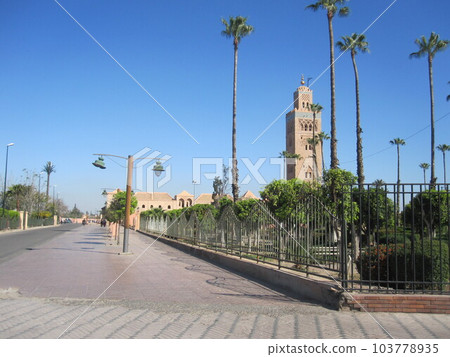 庫圖比亞清真寺在馬拉喀什與美麗的尖塔 103778935