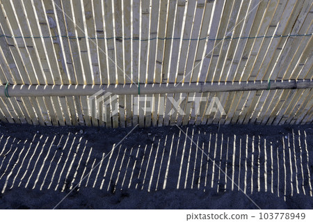 岸邊的柵欄 103778949