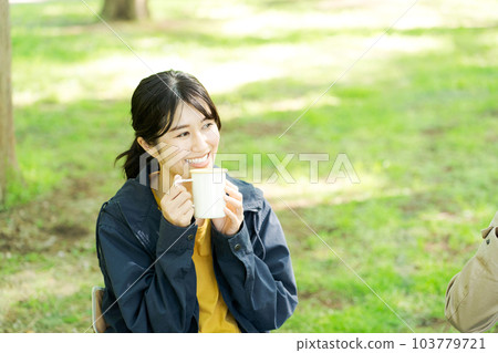 一個女人在戶外喝咖啡的照片 一個女人在戶外喝咖啡的照片 103779721