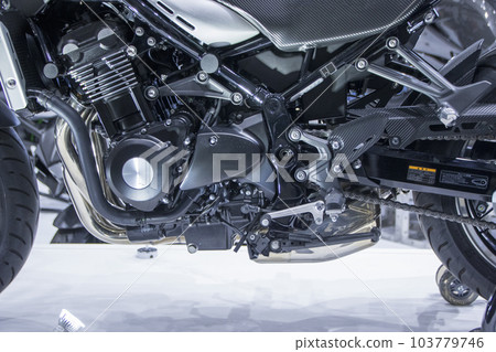 在裸體自行車的引擎周圍 在裸體自行車的引擎周圍 103779746