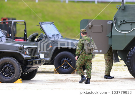 自衛隊成員上車 自衛隊成員上車 103779933