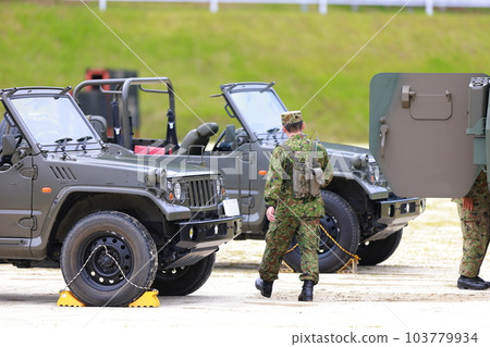 自衛隊成員上車 103779934