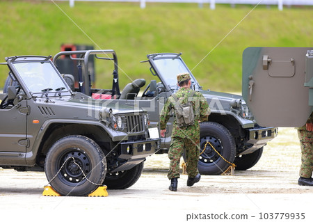 自衛隊成員上車 自衛隊成員上車 103779935