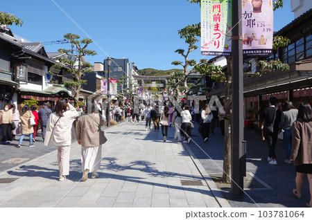 Bustling Dazaifu Tenmangu Shrine approach, a popular sightseeing spot in Fukuoka Prefecture Bustling Dazaifu Tenmangu Shrine approach, a popular sightseeing spot in Fukuoka Prefecture 103781064