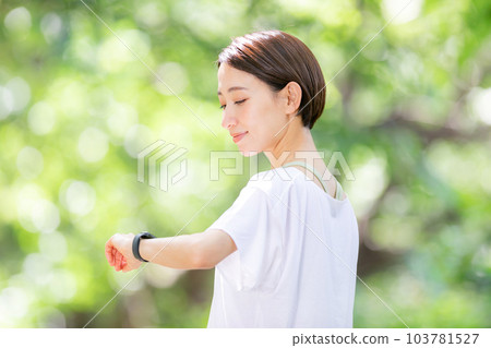 操作智能手錶的女性 Shinryoku 103781527