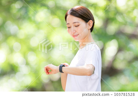 操作智能手錶的女性 Shinryoku 103781528