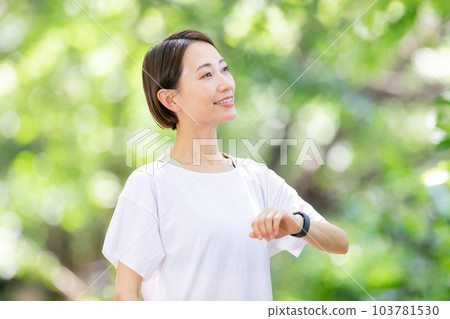 操作智能手錶的女性 Shinryoku 103781530