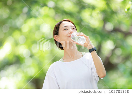 清新綠水潤防暑水 103781538