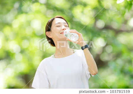 清新綠水潤防暑水 103781539