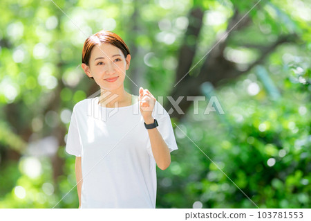 Woman jogging with water Early summer fresh green Woman jogging with water Early summer fresh green 103781553