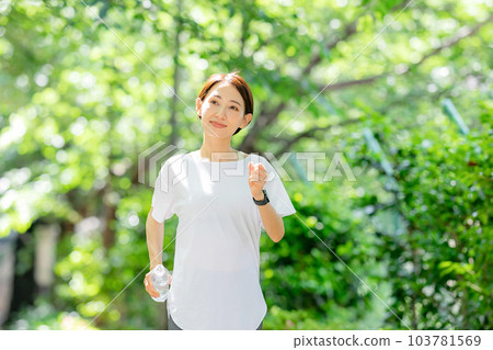 女人用水慢跑 初夏新綠 103781569