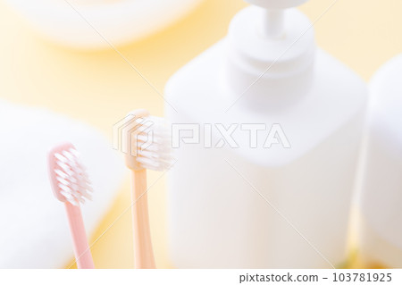 馬桶牙刷和毛巾 103781925