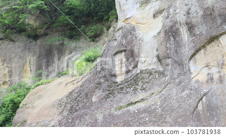 rock buddha statue rock buddha statue 103781938
