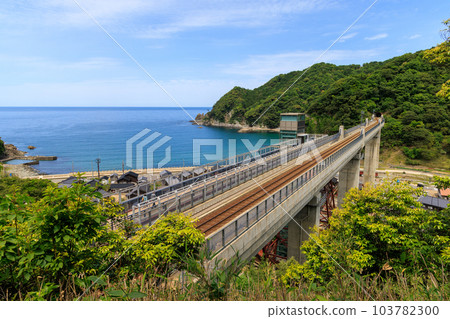Amarube Bridge and the Sea of Japan at Amarube Station on the Sanin Main Line Amarube Bridge and the Sea of Japan at Amarube Station on the Sanin Main Line 103782300