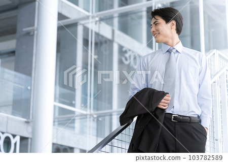 英俊的亞洲商人即將出差或在機場、辦公室等工作。 103782589