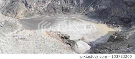 荒涼的土地、沙行星、活躍的火山口、噴發的谷底、超凡脫俗的恆星 103783200