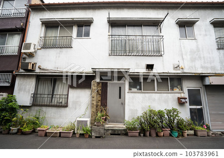 白色二層公寓,獨居公寓,單身,單身獨居, 白色二層公寓,獨居公寓,單身,單身獨居, 103783961