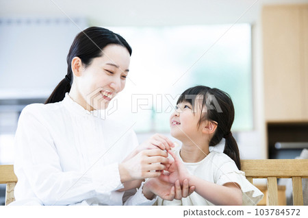 媽媽給女兒貼創可貼 103784572