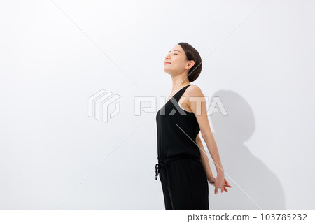 伸展陽光的女人 103785232