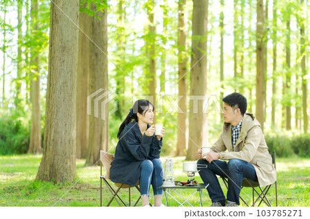 人們在戶外喝咖啡的照片 103785271