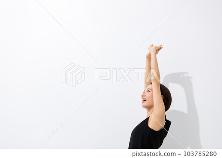 伸展陽光的女人 103785280