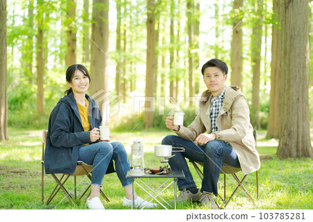 人們在戶外喝咖啡的照片 人們在戶外喝咖啡的照片 103785281