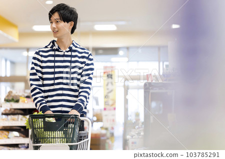 年輕人在超市購物 103785291