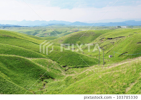 從熊本縣阿蘇市大觀峰看到的火山口的壯麗景色 103785330
