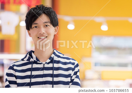 年輕人在超市購物 103786655