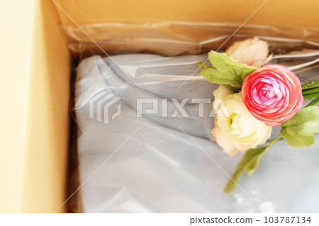 母親節的禮物是一件淡藍色的針織衫 103787134