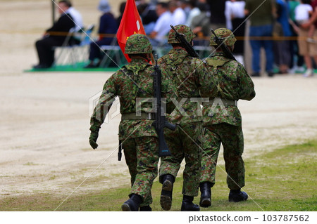 守衛據點的自衛隊 守衛據點的自衛隊 103787562