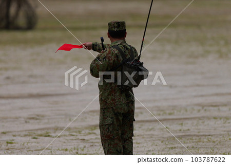 SDF 人員通過無線電通信 SDF 人員通過無線電通信 103787622