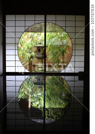 鎌倉慶館山莊的圓窗及其倒影 鎌倉慶館山莊的圓窗及其倒影 103787816