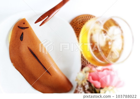 fish-shaped pastry 103788022
