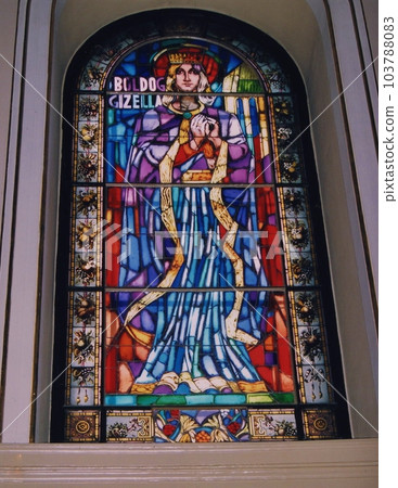 布達佩斯聖斯蒂芬大教堂的彩色玻璃 103788083