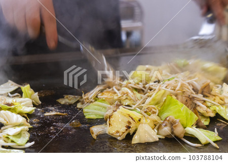 在鐵板上翻炒 103788104